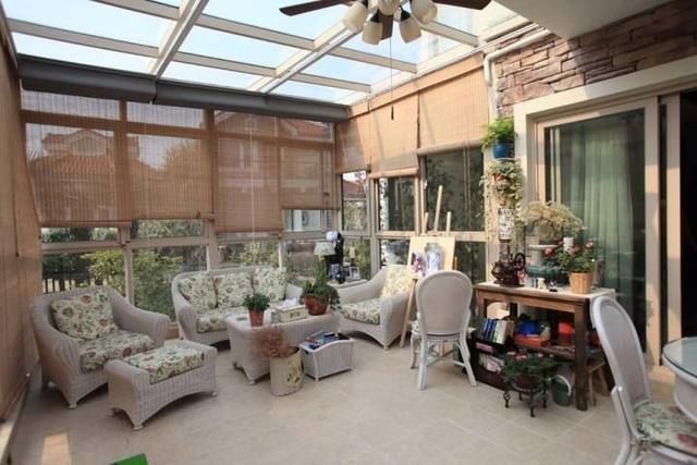 露天院子封閉成陽光房，農村又一景色，這么裝修的不在少數